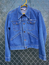 Women's vintage 1970's Wrangler, Made in USA long sleeve button up medium wash denim jacket with brass hardware and pockets.