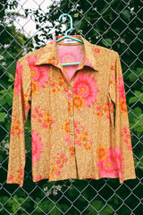Women's vintage Y2k TropHappy label long sleeve top with collar and silver snap buttons up the front. Tan with all over bright pink flowers.
