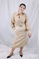 Women's vintage 1980's large sized tan beige colored pencil skirt with a midi length. Has two side pockets and zipper closure. Wool material and fully lined.