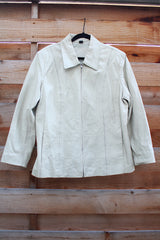 Women's vintage 1990's Worthington label long sleeve bone white leather jacket with a collar, a zipper up the front, and two side pockets.