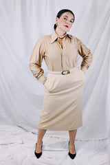 Women's vintage 1980's large sized tan beige colored pencil skirt with a midi length. Has two side pockets and zipper closure. Wool material and fully lined.