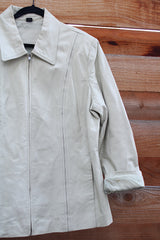 Women's vintage 1990's Worthington label long sleeve bone white leather jacket with a collar, a zipper up the front, and two side pockets.
