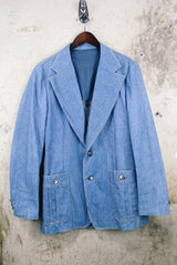 Men's or women's vintage 1970's Lee label long sleeve light wash denim blazer with two button closure, double lapel, and front pockets.