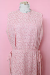 Women's vintage 1960's sleeveless midi length pale pink shift dress with all over textured floral paisley print. Matching tie belts and fully lined.