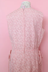 Women's vintage 1960's sleeveless midi length pale pink shift dress with all over textured floral paisley print. Matching tie belts and fully lined.