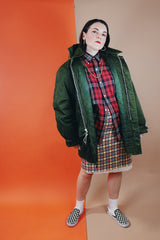 Men's vintage 1940's Army B-940 parka coat in arm green color, cotton material with nylon quilted. Faux fur hooded detachable hood, zipper and buttons closure up the front.