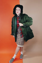 Men's vintage 1940's Army B-940 parka coat in arm green color, cotton material with nylon quilted. Faux fur hooded detachable hood, zipper and buttons closure up the front.