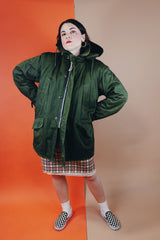 Men's vintage 1940's Army B-940 parka coat in arm green color, cotton material with nylon quilted. Faux fur hooded detachable hood, zipper and buttons closure up the front.