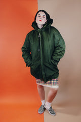 Men's vintage 1940's Army B-940 parka coat in arm green color, cotton material with nylon quilted. Faux fur hooded detachable hood, zipper and buttons closure up the front.