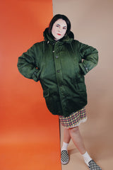 Men's vintage 1940's Army B-940 parka coat in arm green color, cotton material with nylon quilted. Faux fur hooded detachable hood, zipper and buttons closure up the front.
