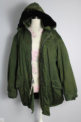 Men's vintage 1940's Army B-940 parka coat in arm green color, cotton material with nylon quilted. Faux fur hooded detachable hood, zipper and buttons closure up the front.