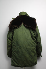 Men's vintage 1940's Army B-940 parka coat in arm green color, cotton material with nylon quilted. Faux fur hooded detachable hood, zipper and buttons closure up the front.