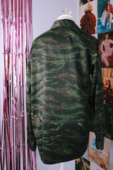 long sleeve camo jacket with button up closure and pockets vintage army