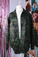 long sleeve camo jacket with button up closure and pockets vintage army