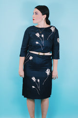 Women's vintage 1950's Original Nai Tuman Petites New York 3/4 arm length midi length navy blue dress with cream colored floral print in silk material.