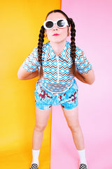 short sleeve zig zag print top with half zip front and collar brown white blue polyester women's vintage 1970's