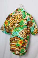Women's or men's vintage 1970's Hawaiian Luau label short sleeve button up shirt in all over brown Hawaiian print.
