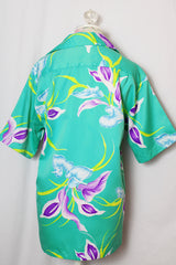 Women's or men's vintage 1990's Hilo Hattie's Hawaii short sleeve button up shirt in all over Hawaiian print.