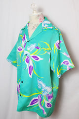 Women's or men's vintage 1990's Hilo Hattie's Hawaii short sleeve button up shirt in all over Hawaiian print.