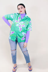Women's or men's vintage 1990's Hilo Hattie's Hawaii short sleeve button up shirt in all over Hawaiian print.