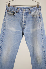 501 light wash levi's denim jeans with five button closure
