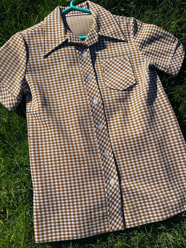 Women's vintage 1970's short sleeve button up shirt blouse in brown and white checkered print polyester material. 