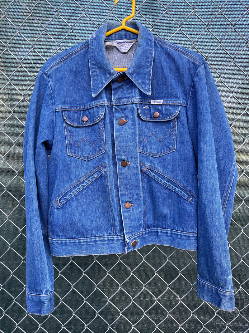 Women's vintage 1970's Wrangler, Made in USA long sleeve button up medium wash denim jacket with brass hardware and pockets. 
