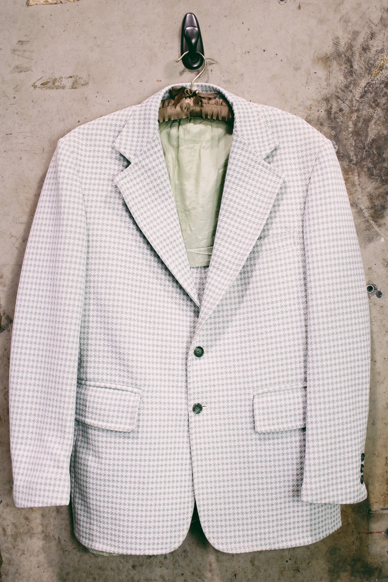 Women's or men's vintage 1970's JCPenny label long sleeve blazer in polyester material. Has a all over light green and white houndstooth print.