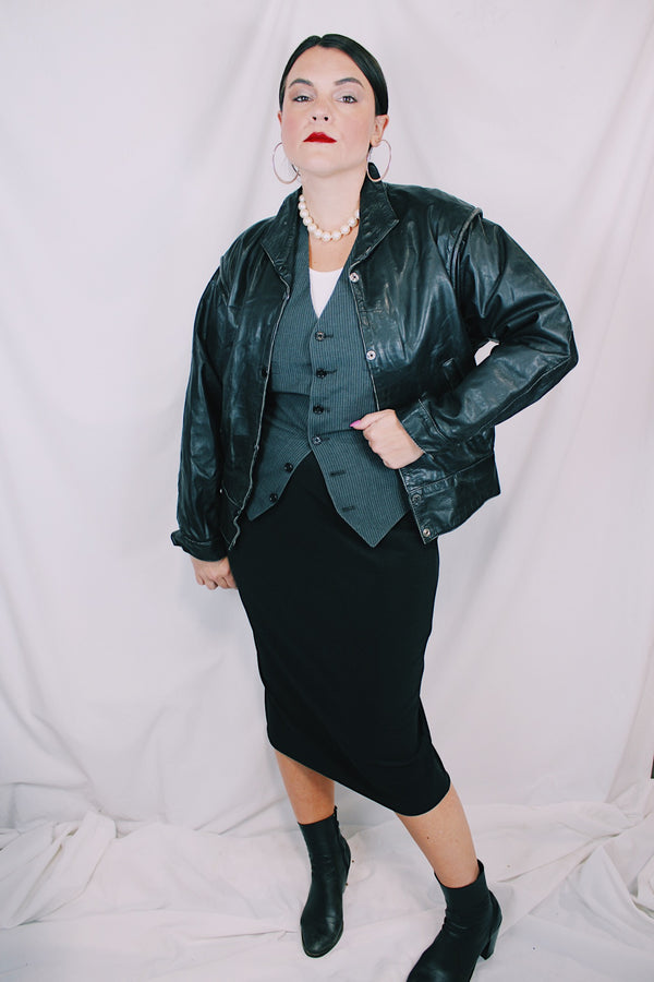 Women's vintage 1980's long sleeve black leather lightweight jacket. Dolman fit and snap buttons. 