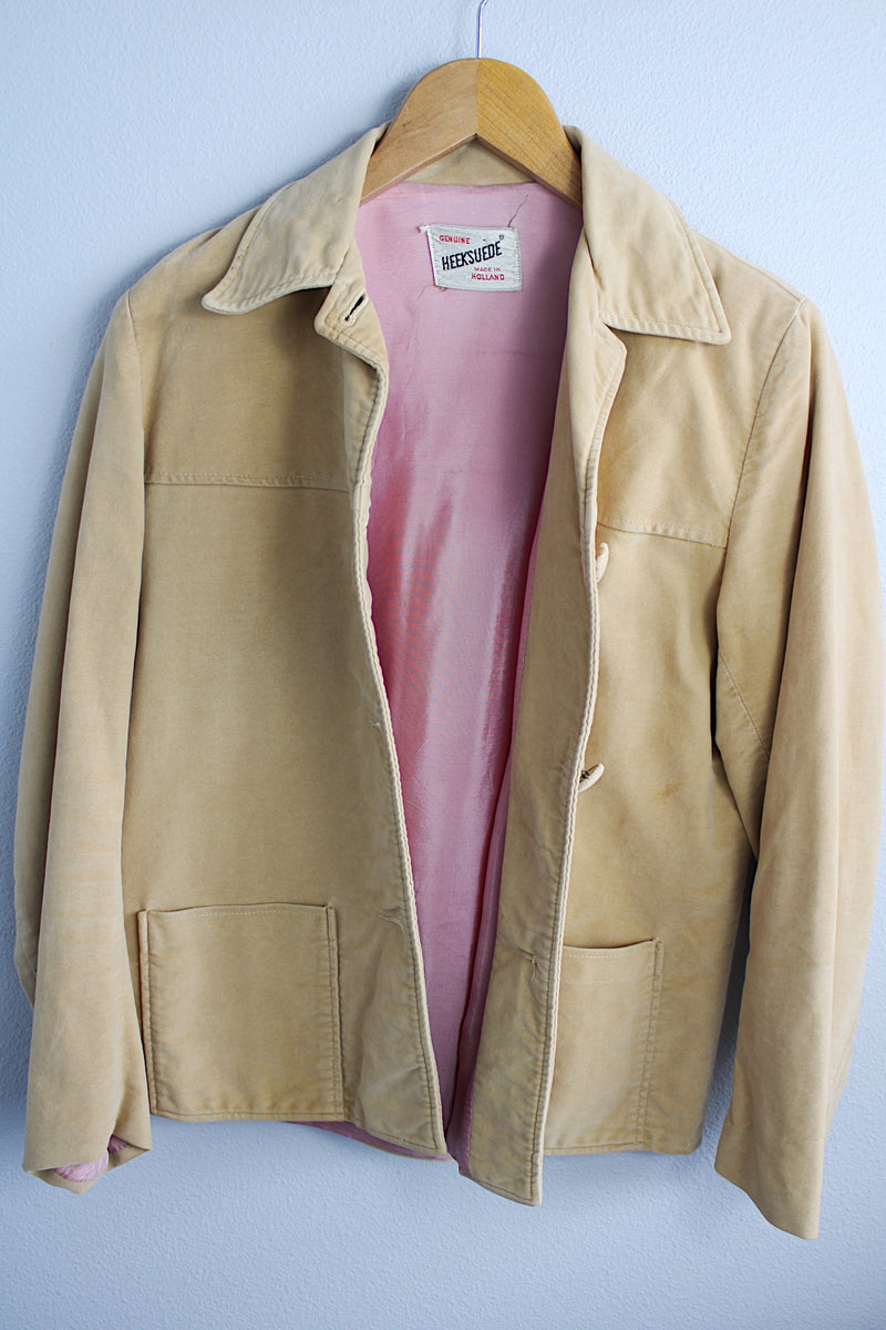 Women's vintage 1960's Union Made, Genuine Heeksuede Made in Holland label long sleeve short length tan colored suede button up lightweight jacket. Two front pockets and pink liner.