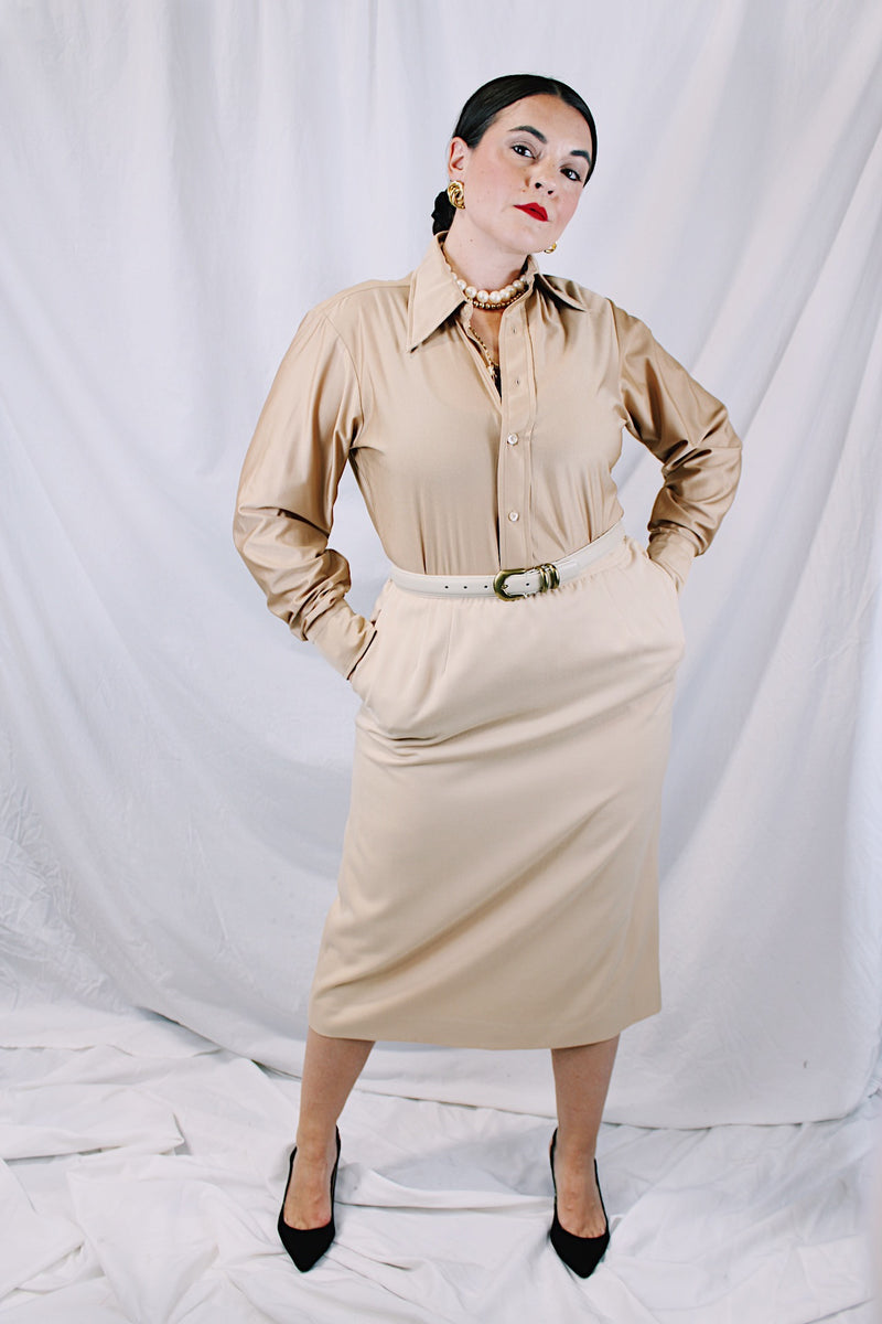 Women's vintage 1980's large sized tan beige colored pencil skirt with a midi length. Has two side pockets and zipper closure. Wool material and fully lined. 
