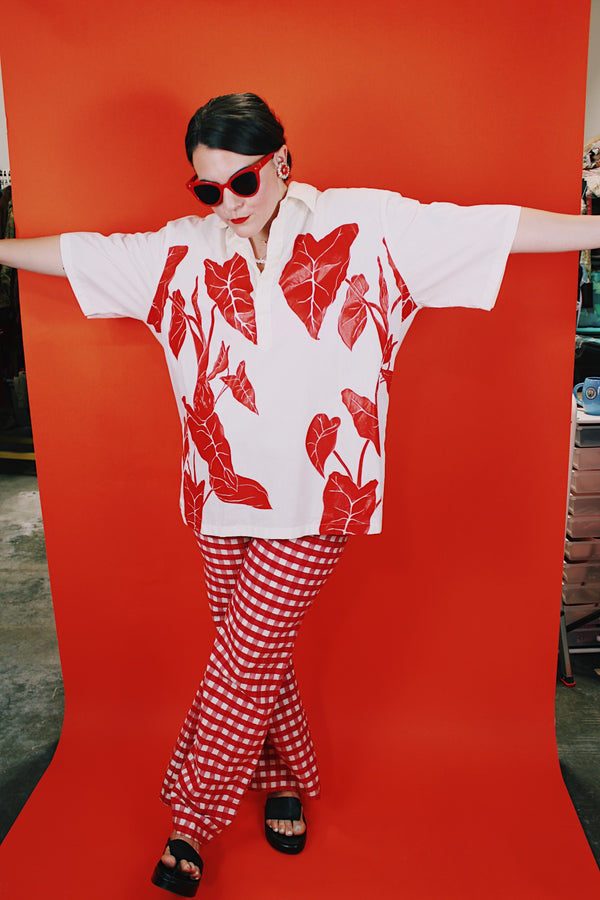 Men's vintage XL 1980's Yoyo's Hawaii, Made in USA label short sleeve white cotton shirt with collar and half button closure.