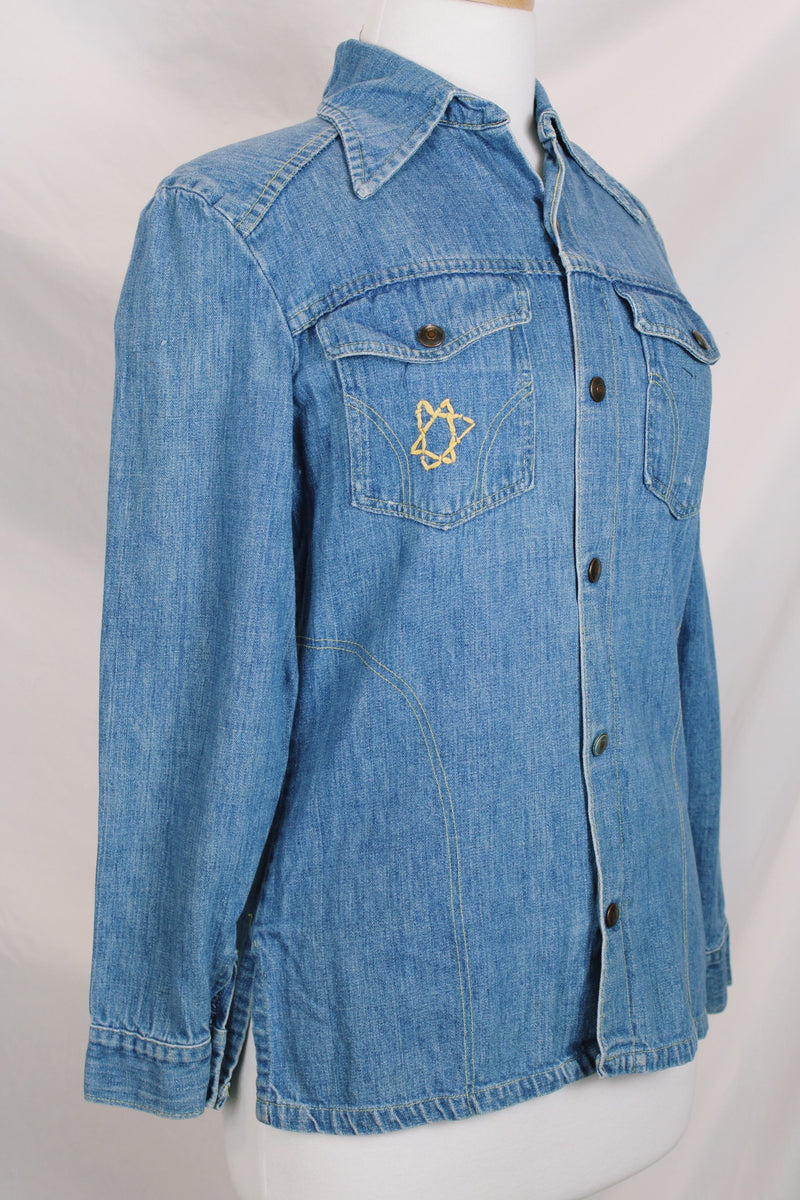 Women's vintage 1970's Montgomery Ward label long sleeve medium wash denim chambray top with snapper buttons. 