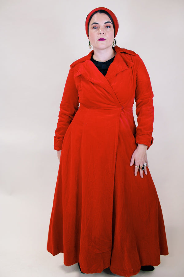 Women's vintage 1950's/60's Count Romi LTD., Your All Weather Traveler label long sleeve long length bright red velvet duster coat. One closure at waist.