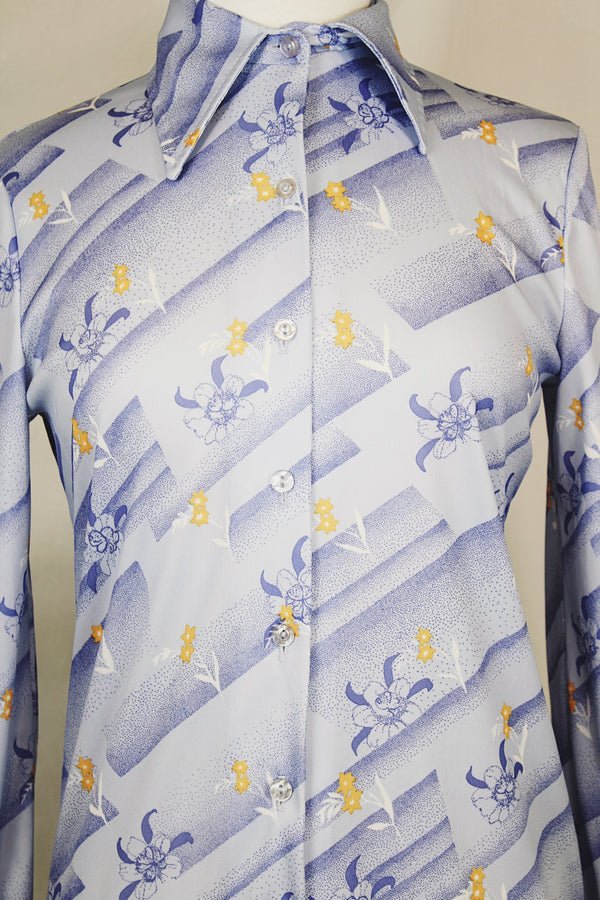 Women's vintage 1970's Devon long sleeve button up blouse with a dagger collar. Light purple color with all over ditsy floral print.
