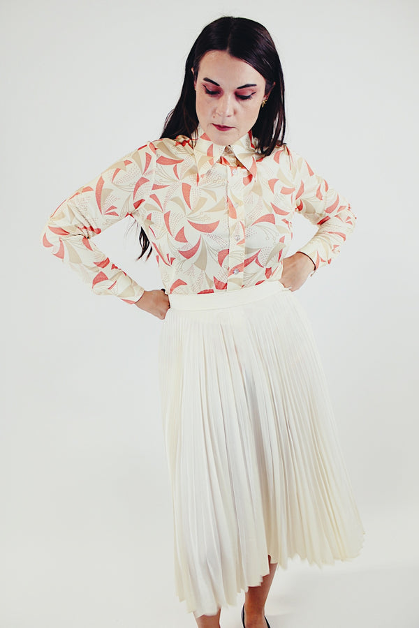 vintage long sleeve button up blouse cream collar with tan and orange pattern pointy collar front