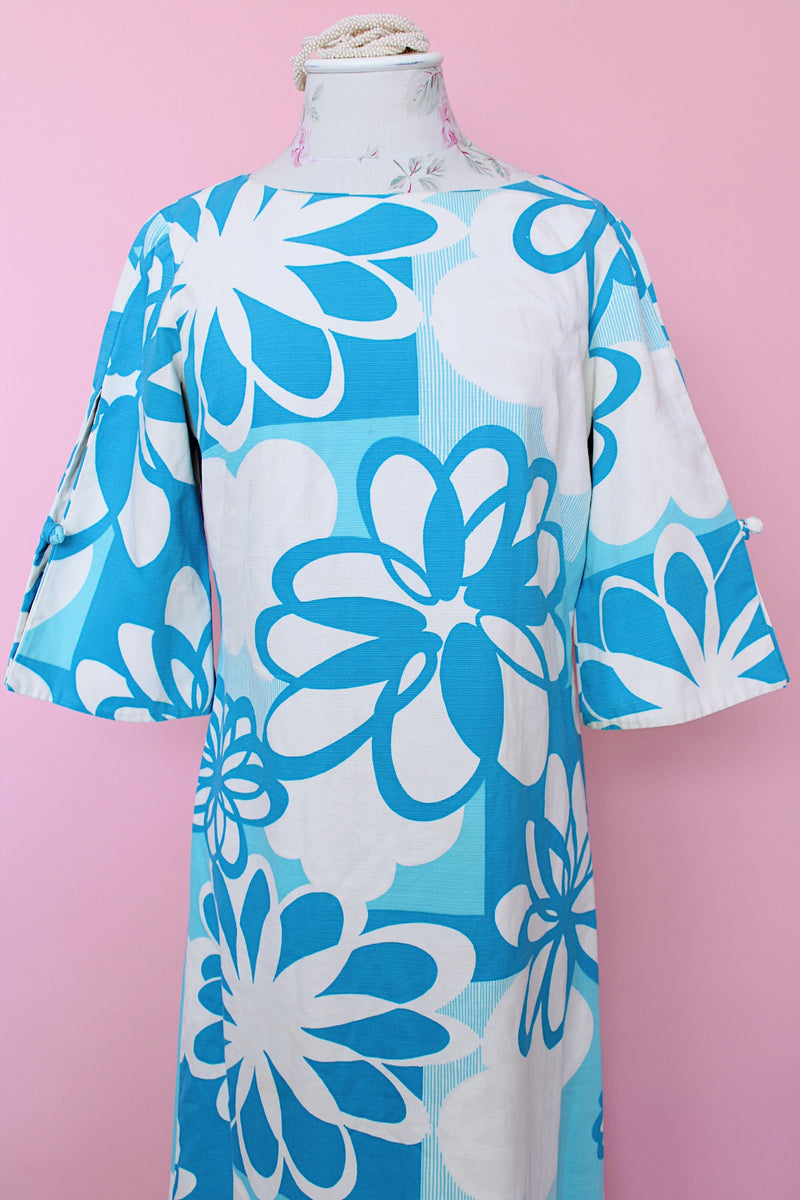 Women's vintage 1970's Polynesian Casuals, Honolulu 3/4 arm length midi length blue and white Hawaiian print dress in cotton material with cut out details on sleeves.