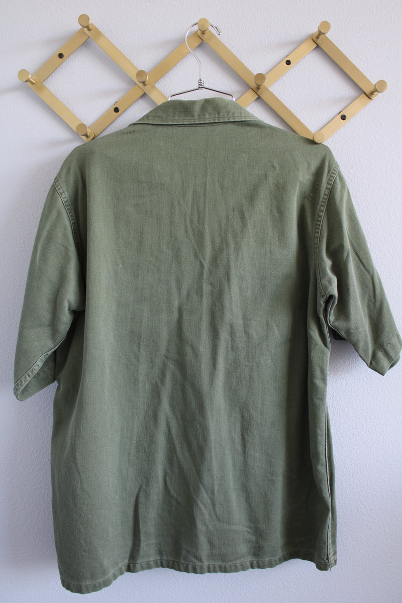 Men's vintage 1960's Guaranteed Trooper Fatigues label short sleeve army green button up shirt or jacket with US Air Force patches all over. 