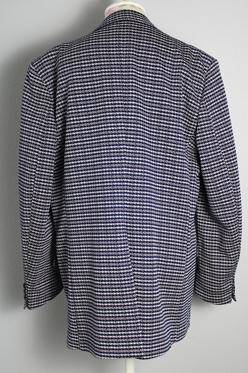 Men's vintage 1970's Double Knits Tailored by Jantzen label long sleeve polyester blazer with navy, white, and maroon all over houndstooth print.