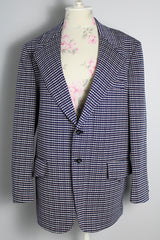 Men's vintage 1970's Double Knits Tailored by Jantzen label long sleeve polyester blazer with navy, white, and maroon all over houndstooth print.