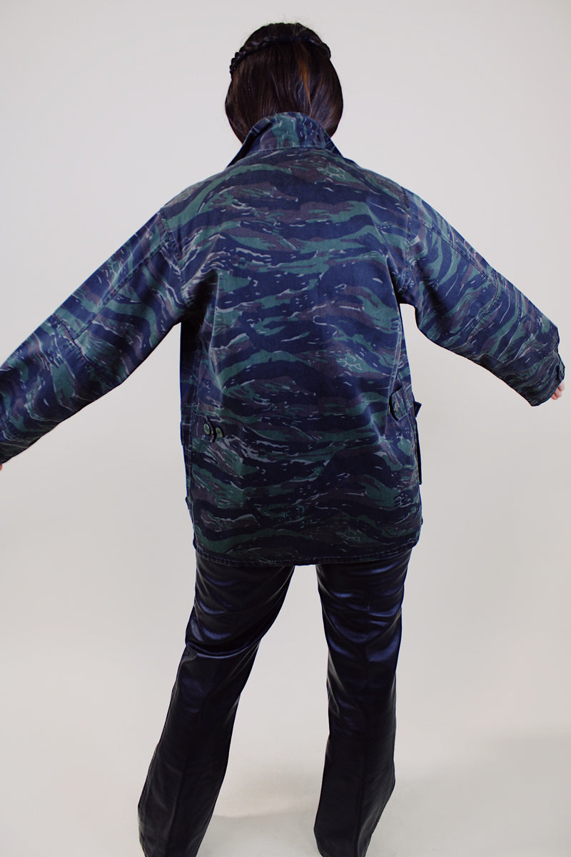 long sleeve camo jacket with button up closure and pockets vintage army 