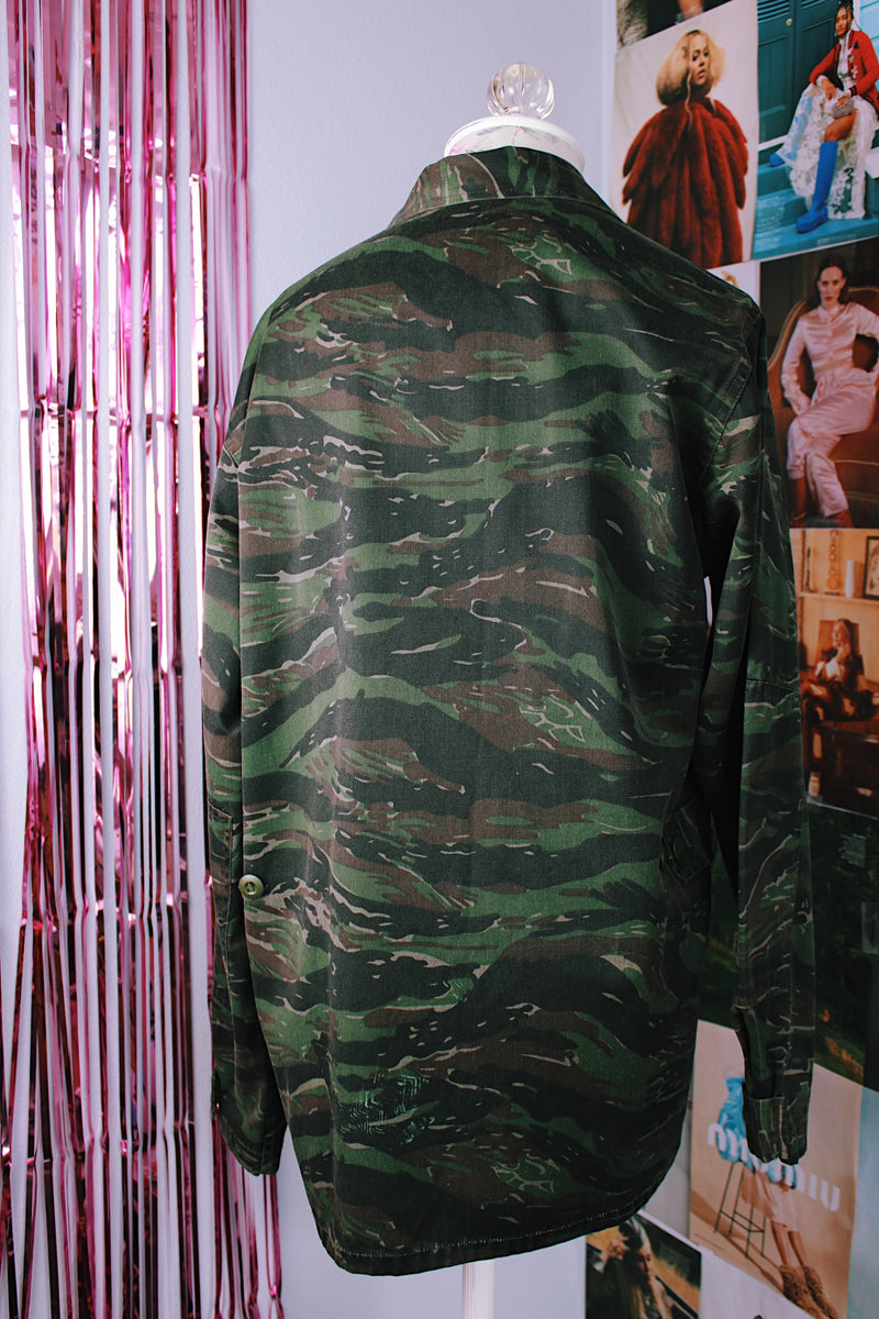 long sleeve camo jacket with button up closure and pockets vintage army 
