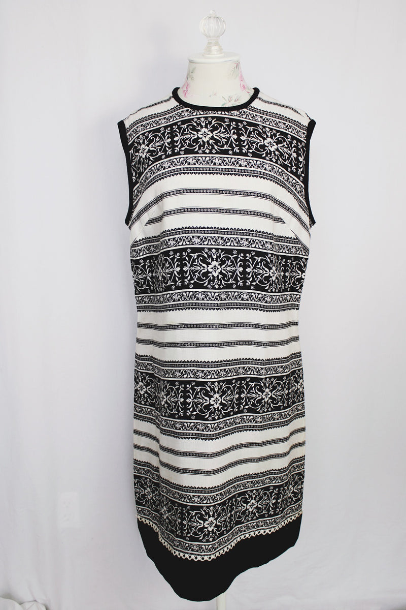 Women's vintage 1960's sleeveless knee length shirt dress in a linen material in black and white colors. 