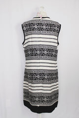 Women's vintage 1960's sleeveless knee length shirt dress in a linen material in black and white colors. 