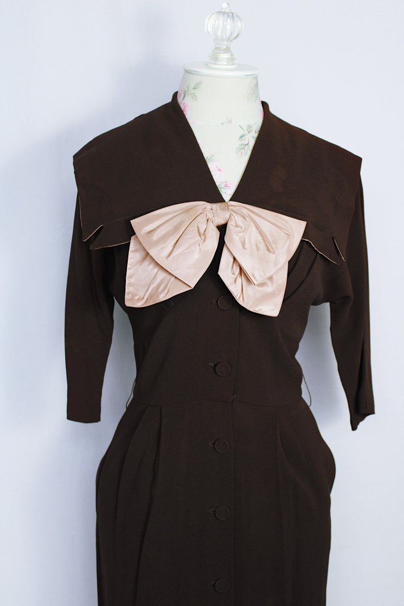 Women's vintage 1940's Forever Young by Puritan label short sleeve brown midi length dress button up shirt dress with big square collar and big satin bow.