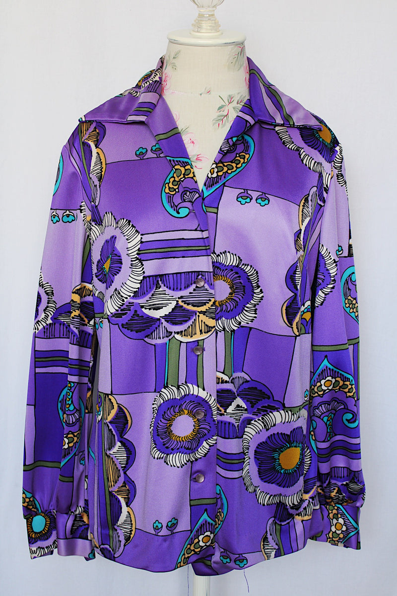 Women's vintage 1970's Pykettes label long sleeve button up blouse with pointy collar in thick polyester material.