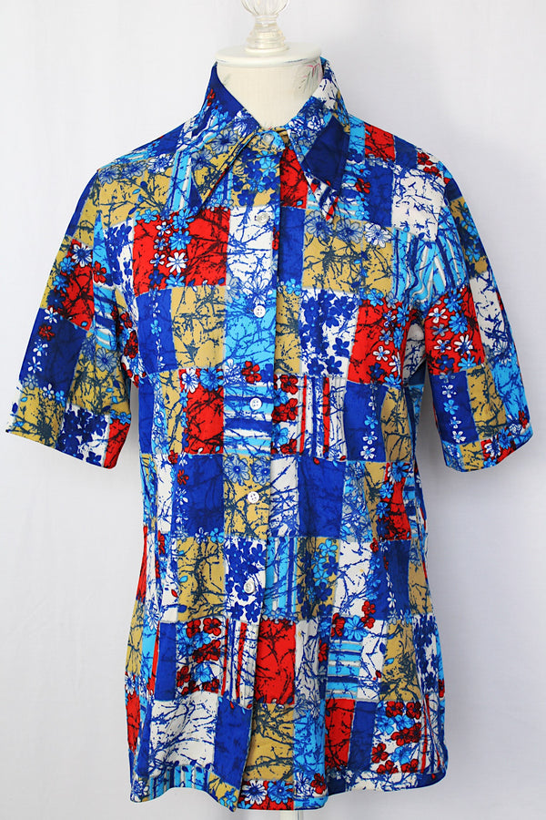 Women's vintage 1970's Hilton Head Islanders label short sleeve button up blouse with dagger collar in all over blue, white, and red floral print.