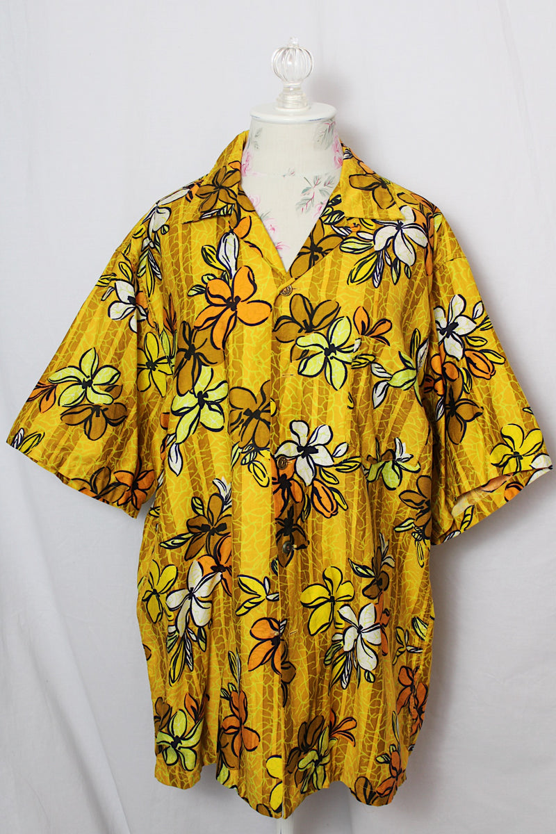 Women's or men's vintage 1960's Created in Hawaii for Diamond Head Sportswear label short sleeve XL button up Hawaiian print shirt in cotton material.