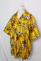 Women's or men's vintage 1960's Created in Hawaii for Diamond Head Sportswear label short sleeve XL button up Hawaiian print shirt in cotton material.