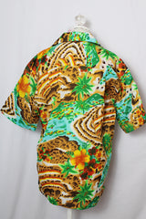 Women's or men's vintage 1970's Hawaiian Luau label short sleeve button up shirt in all over brown Hawaiian print. 